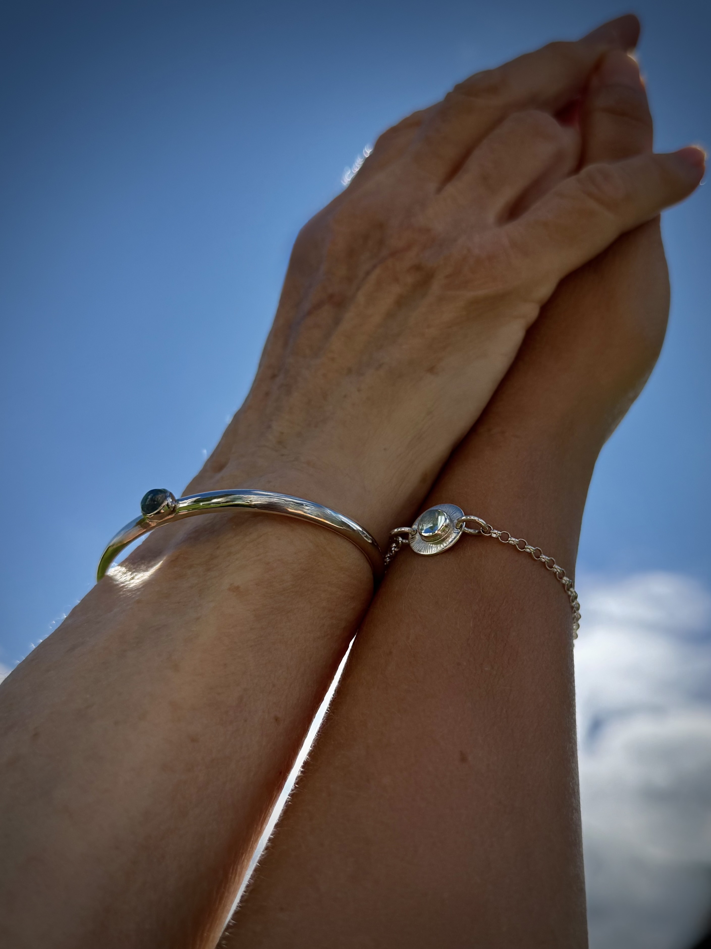 Armband i silver. Cuff och med kedja med Topaz