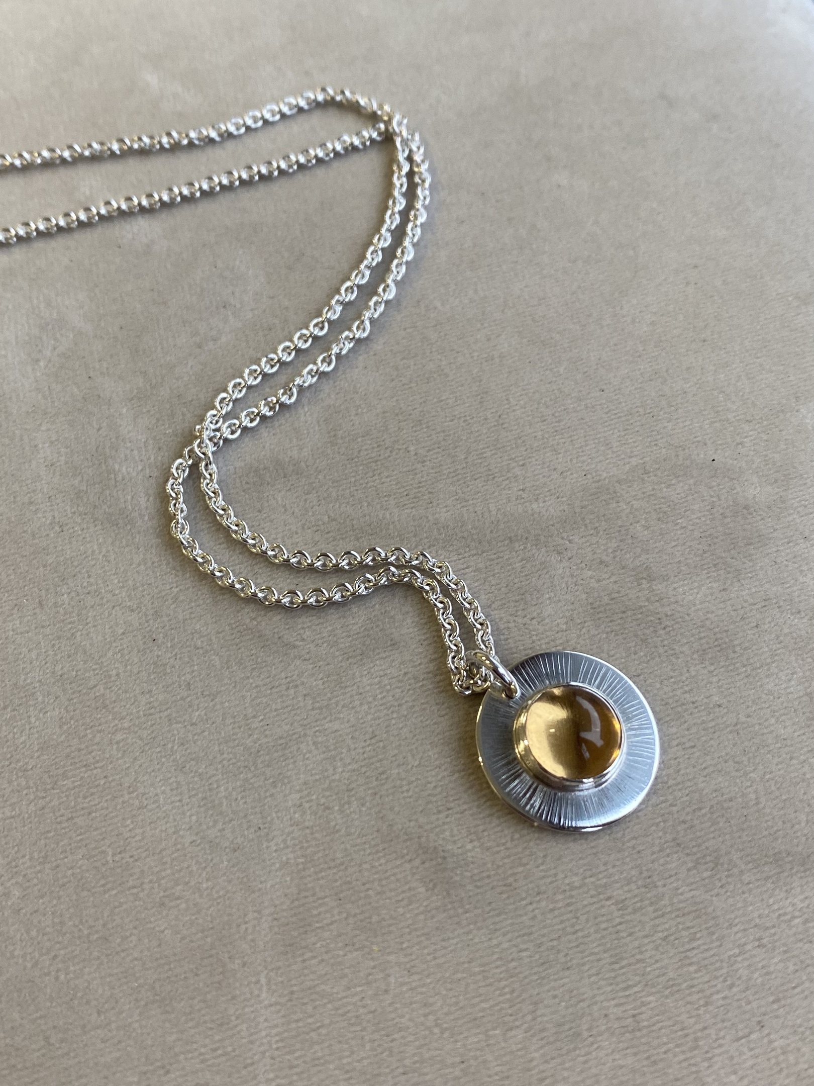 Halsband med infattad Citrin